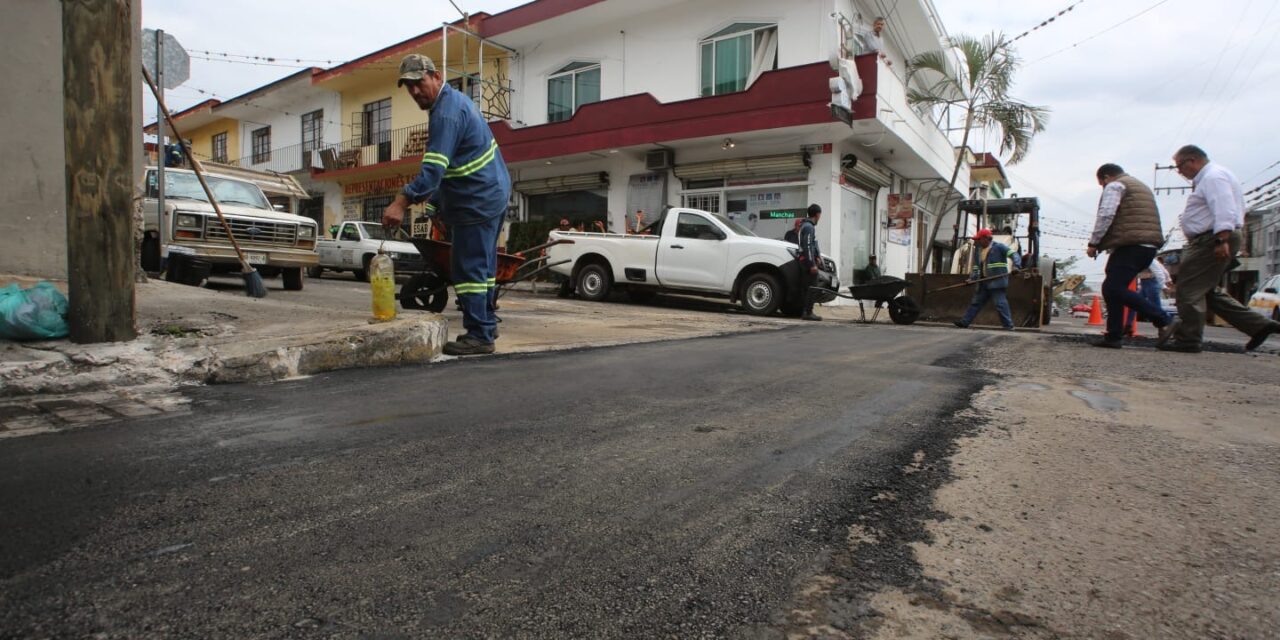 Inicia Ayuntamiento de Córdoba bacheo en la ex vía del Huatusquito