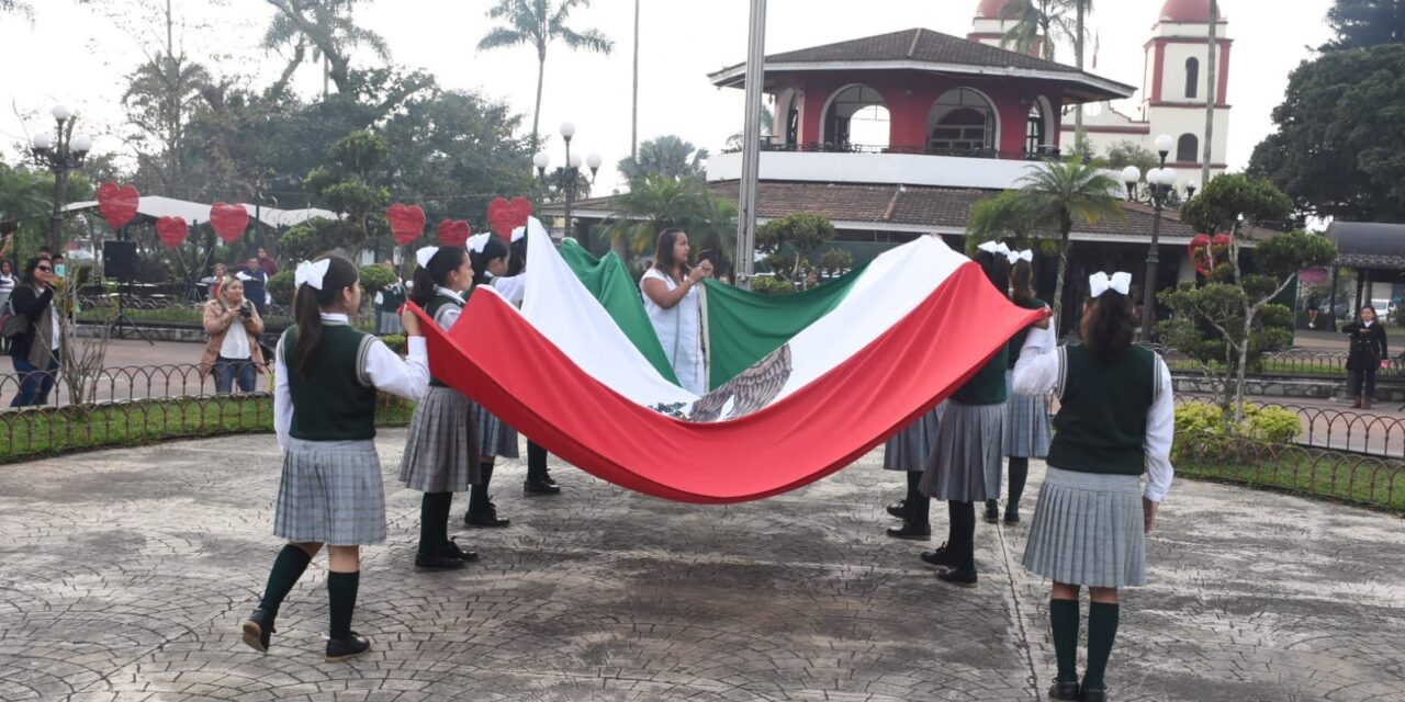 Conmemoran autoridades Día de la Bandera con acto cívico