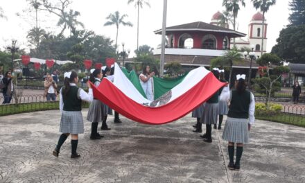 Conmemoran autoridades Día de la Bandera con acto cívico