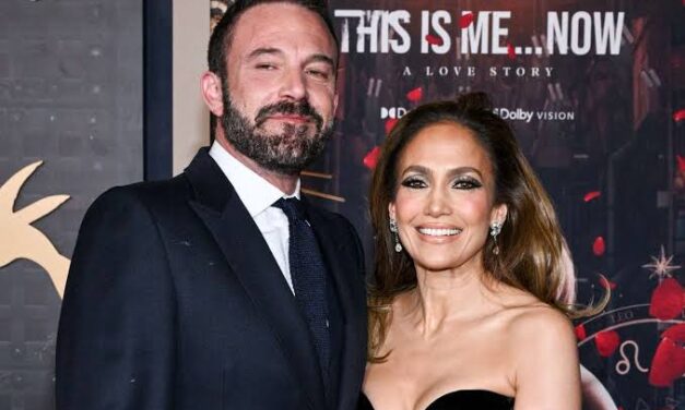 El desplante de Ben Affleck a Jlo en la alfombra roja: «Mendigándole un beso»