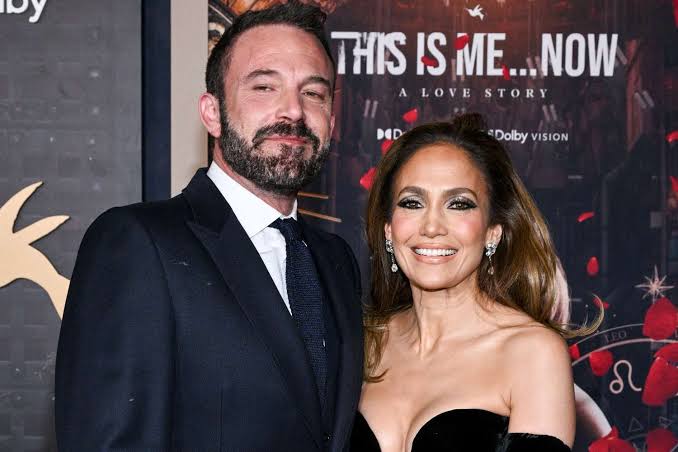 El desplante de Ben Affleck a Jlo en la alfombra roja: «Mendigándole un beso»