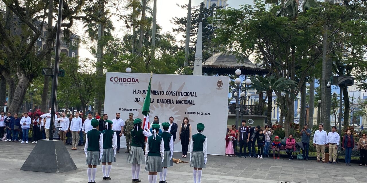 Alcalde presidió acto cívico y abanderamiento de 30 escuelas