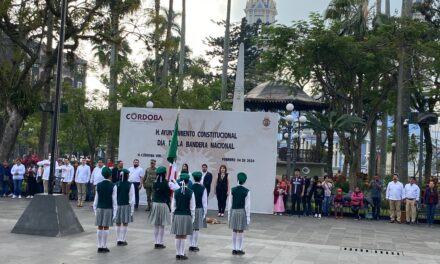 Alcalde presidió acto cívico y abanderamiento de 30 escuelas