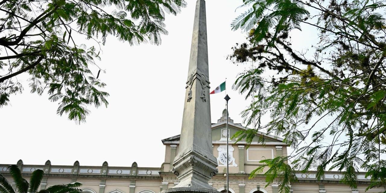 El obelisco en el parque 21 de mayo, loor al patriotismo de los cordobeses