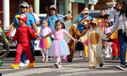 Gran participación de escuelas en colorido desfile de Primavera