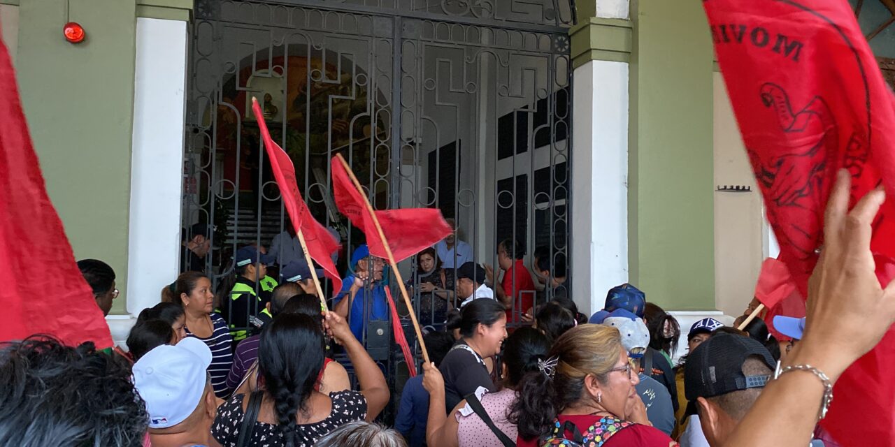 Bloquea Antorcha entrada de Palacio