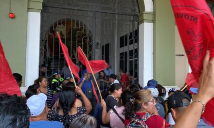 Bloquea Antorcha entrada de Palacio