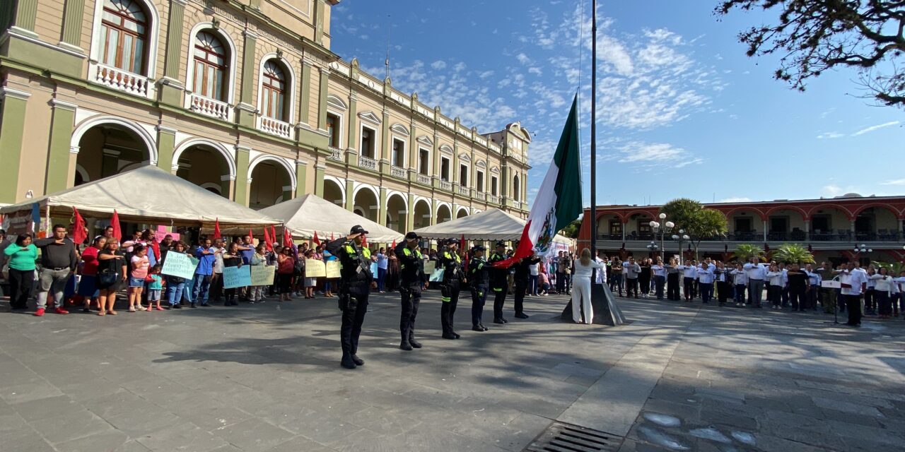 Presiden autoridades acto cívico, participa Antorcha Campesina