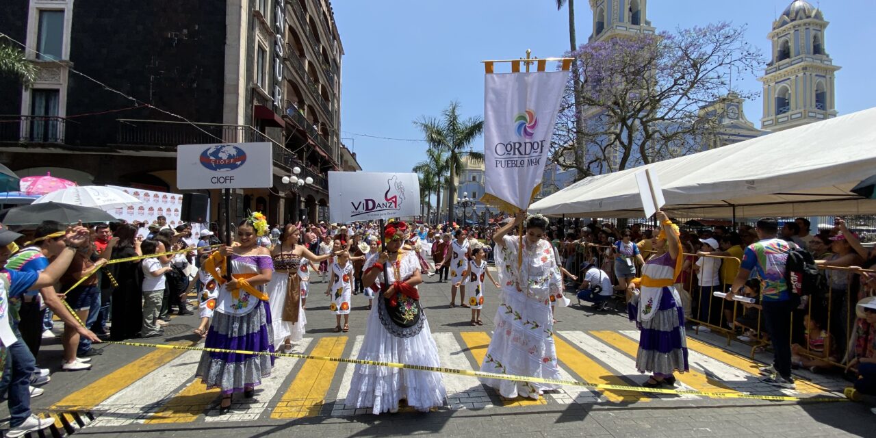 Se realizó con éxito desfile del 8vo Festival Internacional del Folklore