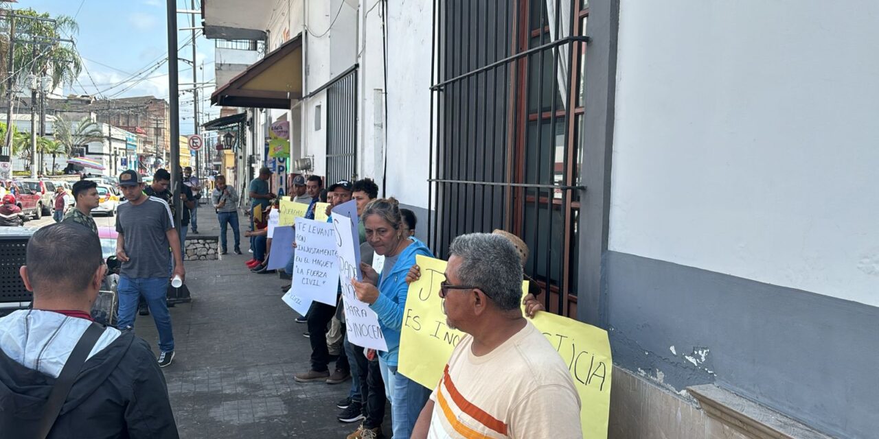 Se manifiestan en Fiscalía, piden liberación de joven