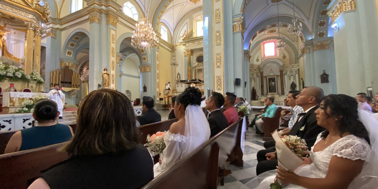 Unen sus vidas en la iglesia católica