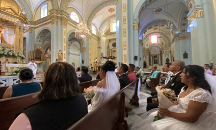 Unen sus vidas en la iglesia católica