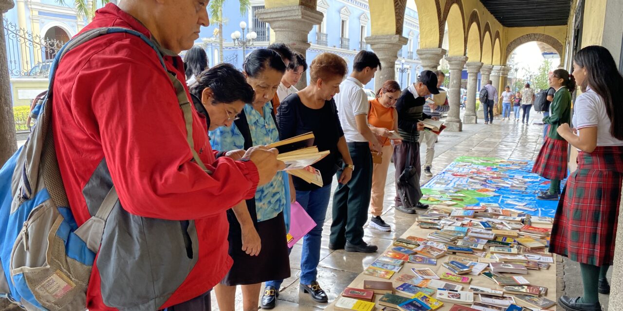 Donan alumnos de la Hispano Mexicana, 700 libros a cordobeses