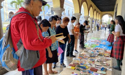 Donan alumnos de la Hispano Mexicana, 700 libros a cordobeses