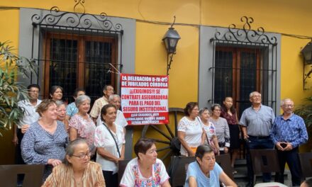 Más de 23 mil docentes jubilados, reclaman pago de retiro