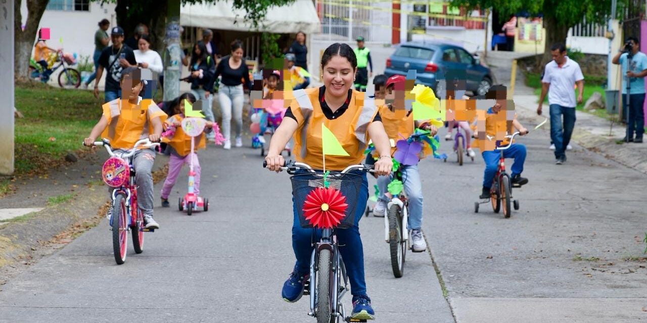 Realizan niños “Tour de letras en bicicleta” acompañados de adultos mayores