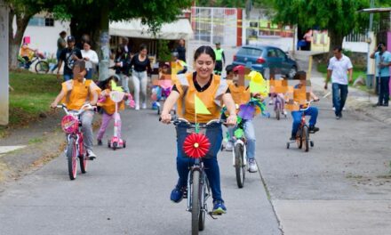 Realizan niños “Tour de letras en bicicleta” acompañados de adultos mayores