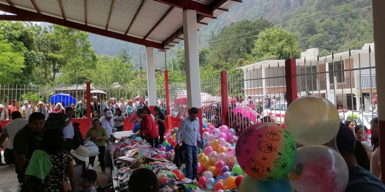 Regalan momentos de alegría, A.C. Imagen a niños de la región