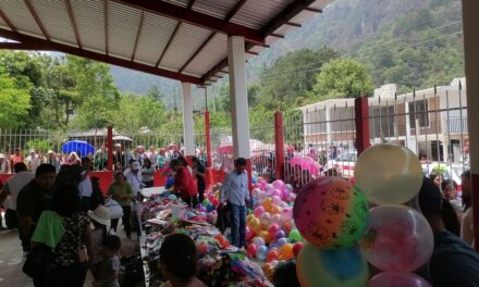 Regalan momentos de alegría, A.C. Imagen a niños de la región