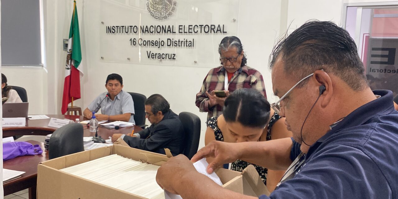 En sesión ordinaria del Consejo Distrital Electoral , se registró la entrega de la lista nominal a partidos