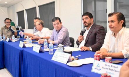 Asiste Zenyazen Escobar a foro de CANACO, firma compromisos