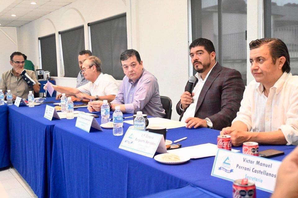 Asiste Zenyazen Escobar a foro de CANACO, firma compromisos