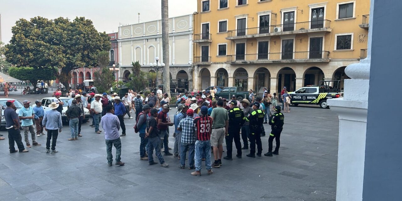 Se manifiesta gente de Potrerillo en Córdoba, contra Transporte Público