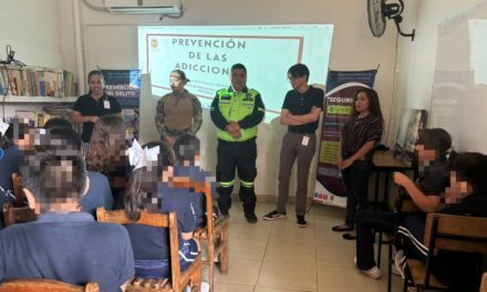 Enseñan a estudiantes a prevenir adicciones y evitar ser víctimas de delitos en Córdoba