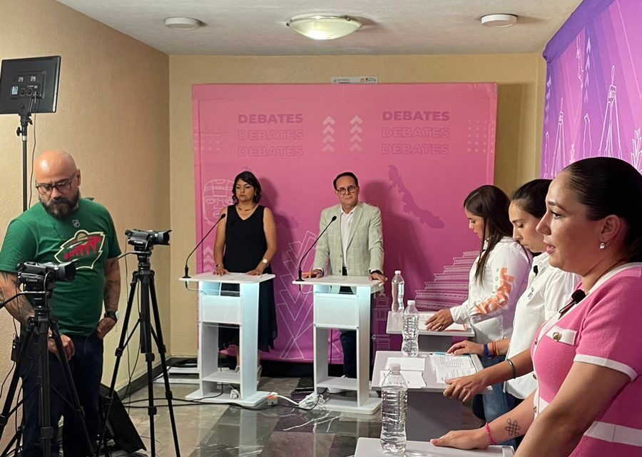 El debate entre candidatas a diputada local, se puso bueno al final con las porras