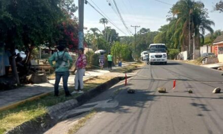 Vecinos bloquean carretera , para exigir un alto a los aumentos tarifarios en líneas foráneas