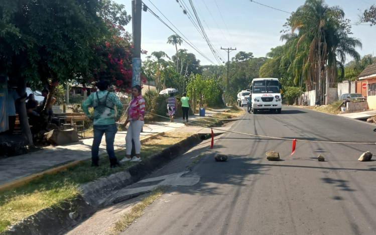 Vecinos bloquean carretera , para exigir un alto a los aumentos tarifarios en líneas foráneas