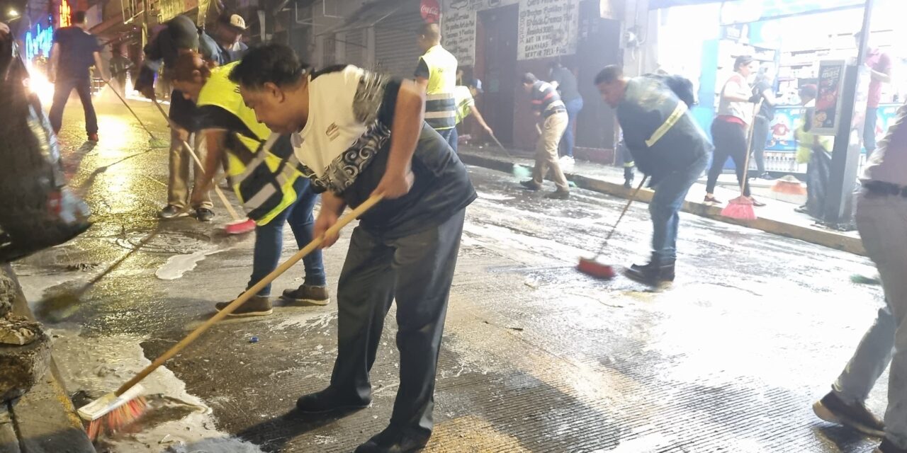 Encabeza el alcalde Juan Martínez segunda jornada de limpieza de calles aledañas al mercado Revolución