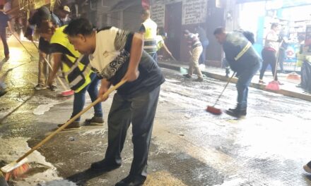 Encabeza el alcalde Juan Martínez segunda jornada de limpieza de calles aledañas al mercado Revolución