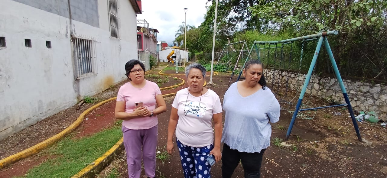 Vecinos de Cecadys piden revisión de un parque, presenta hundimiento