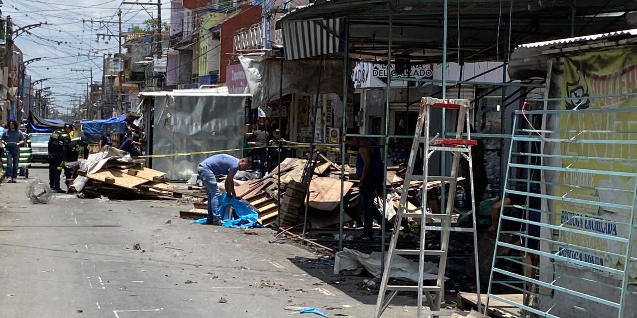 Retiran estructuras comerciantes de la avenida 8