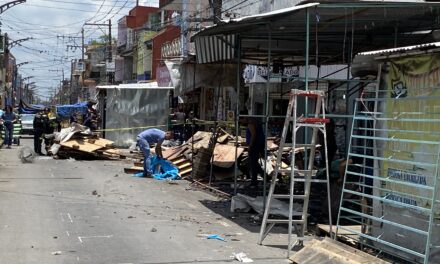 Retiran estructuras comerciantes de la avenida 8