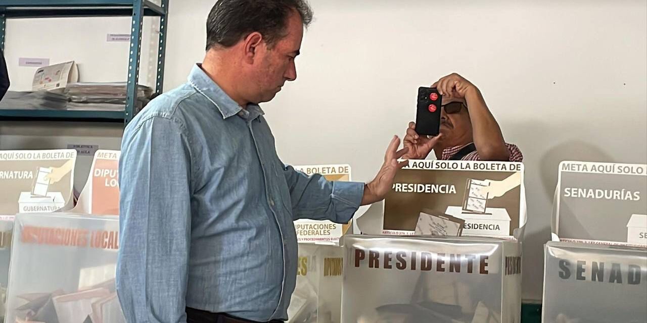 Pepe Yunes emite su voto en Perote