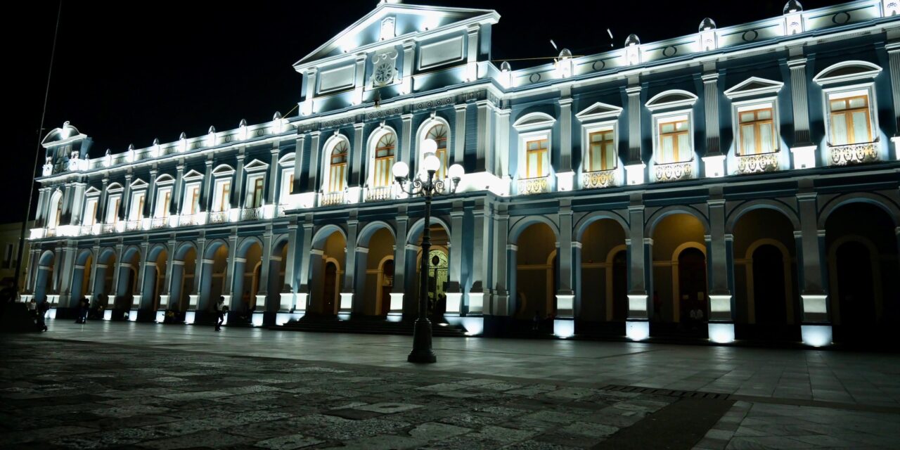 Supervisa Juan Martínez Flores los trabajos de la nueva imagen del palacio municipal de Córdoba