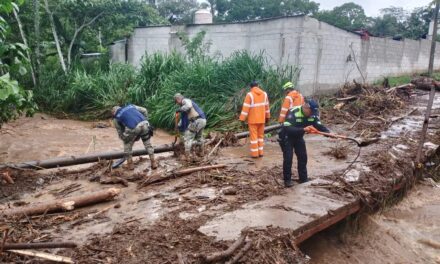 Desborda el Río San Antonio en la comunidad San Isidro Palotal, daña un puente