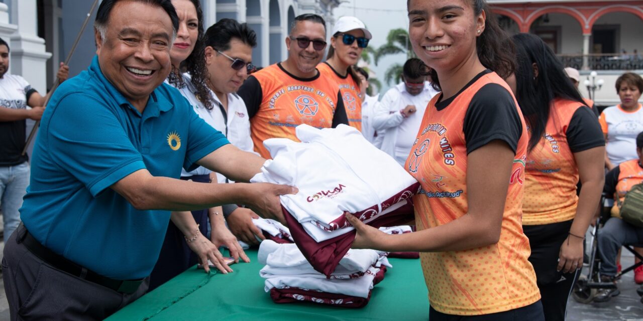 Abandera Presidente a delegación de Deportistas