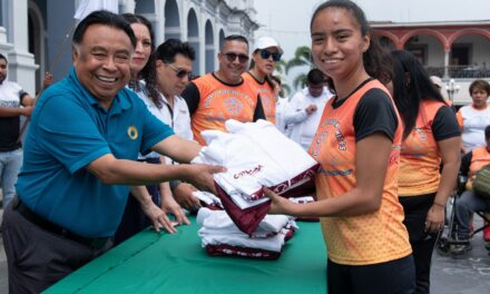 Abandera Presidente a delegación de Deportistas