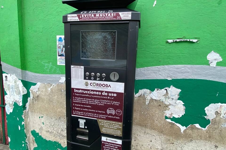 Vandalizan más de 8 parquímetros