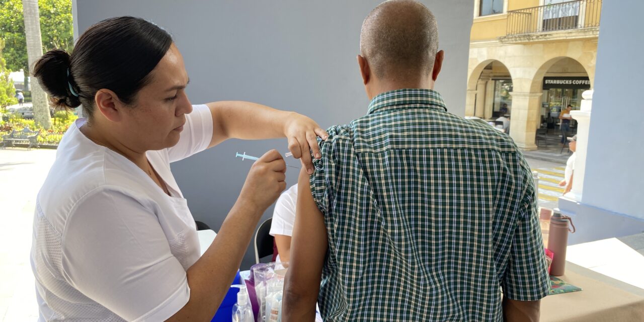 Aplican vacunas contra el VPH, neumoco y tétanos en el Palacio Municipal