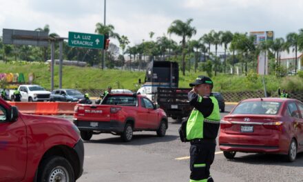 Cierre de vialidad en el Trebol de El Diamante