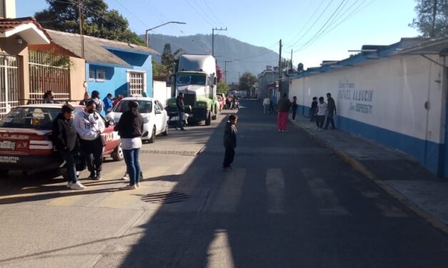 Padres de familia de la primaria Rafael Alducin lograron que la SEV les asignarán una maestra